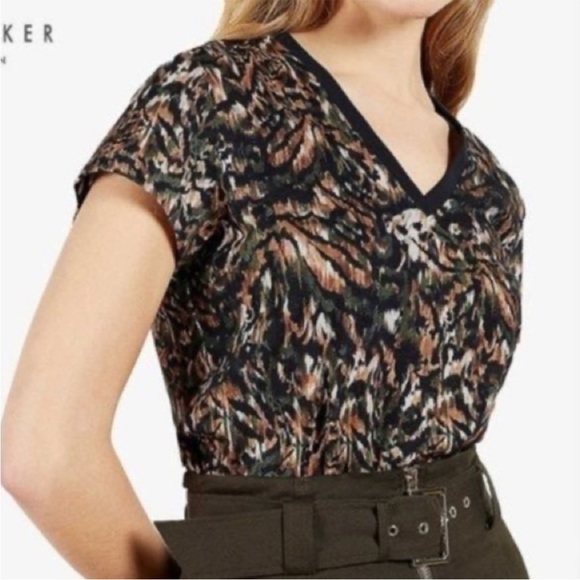 NWT Ted Baker Jilliee Camo Printed V Neck Tee - Picture 1 of 7